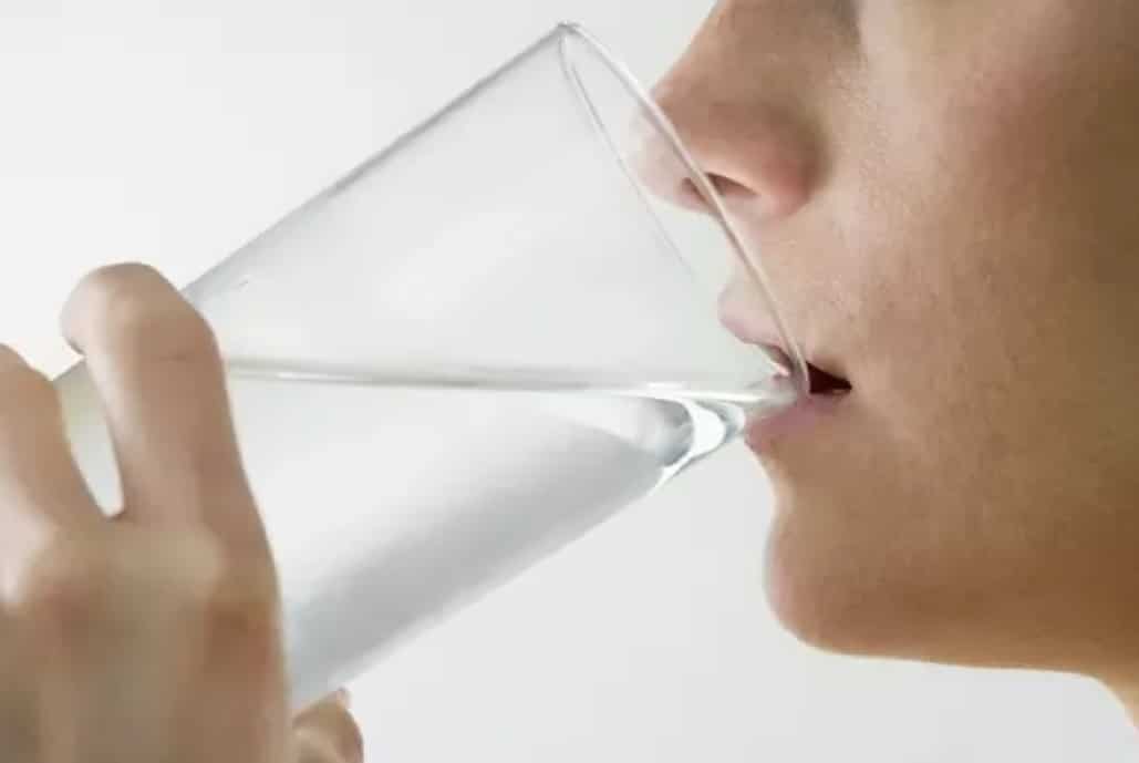 هل شرب الماء مع الاكل ينحف