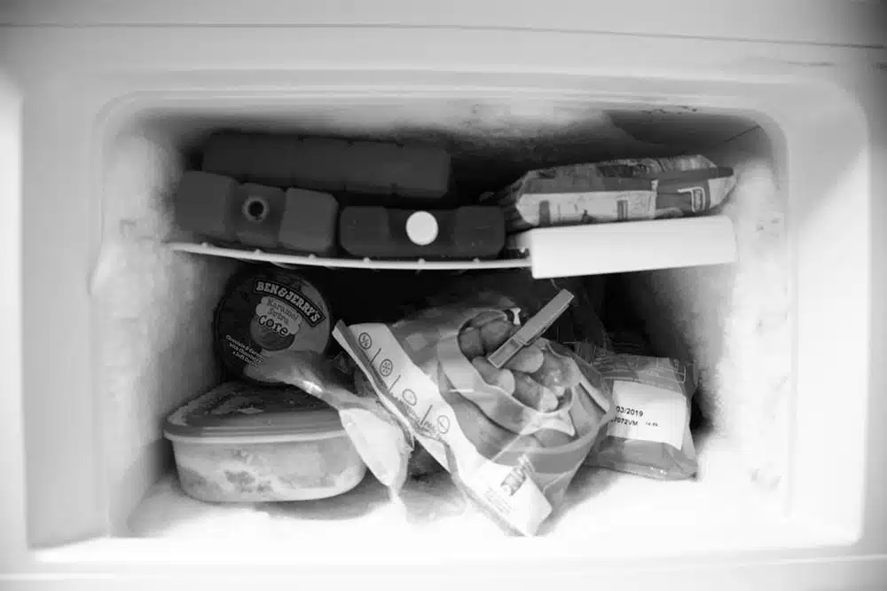El refrigerador está produciendo hielo.
