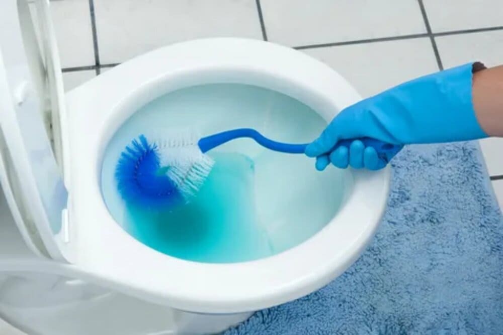 طريقة سهلة وعبقرية في تنظيف المرحاض